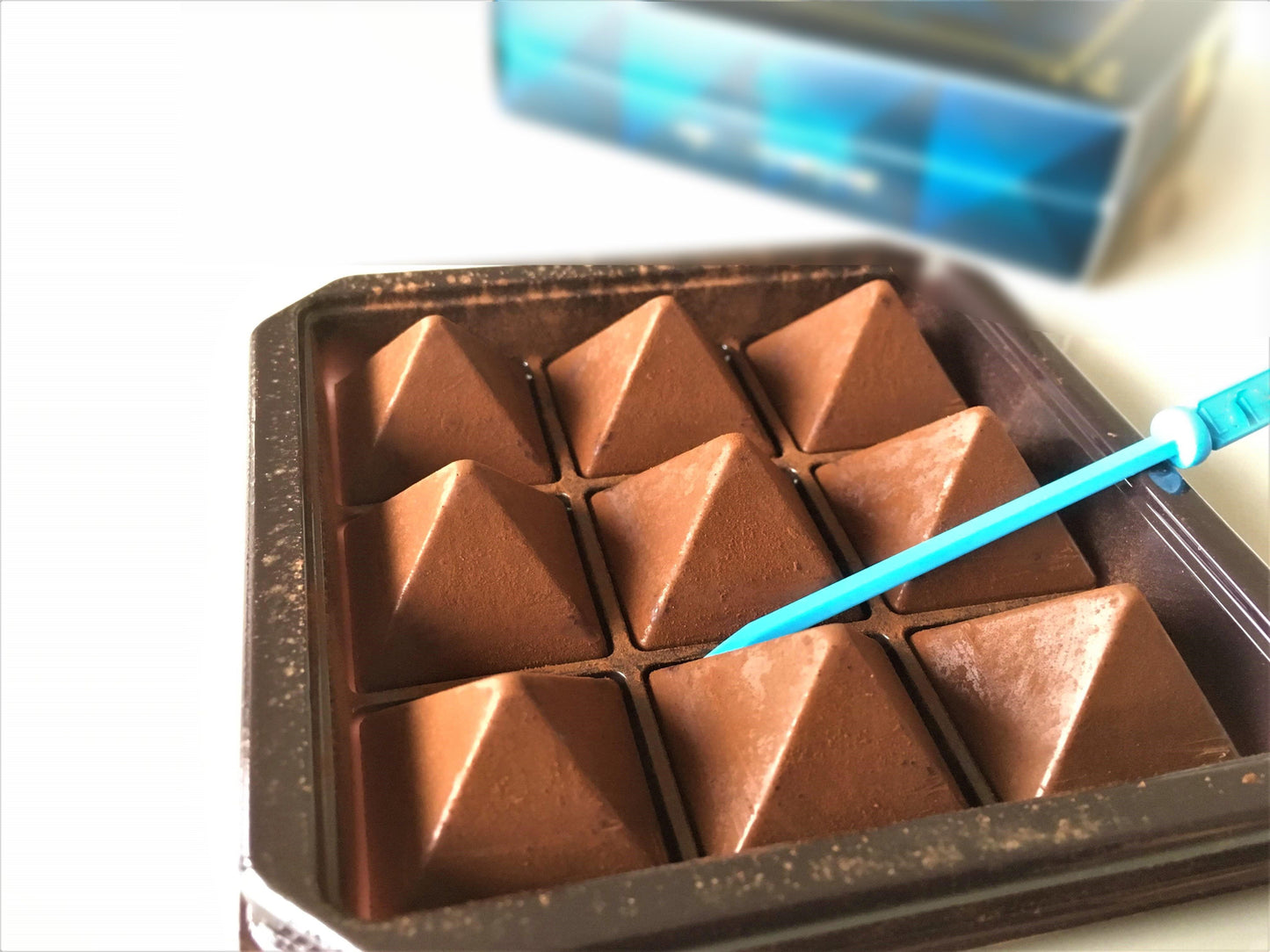 ピラミッド型トリュフチョコレート